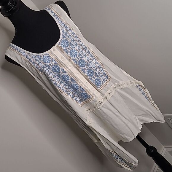 Karen Kane sz L Asymmetrical hem needlepoint decorative top - Picture 1 of 11